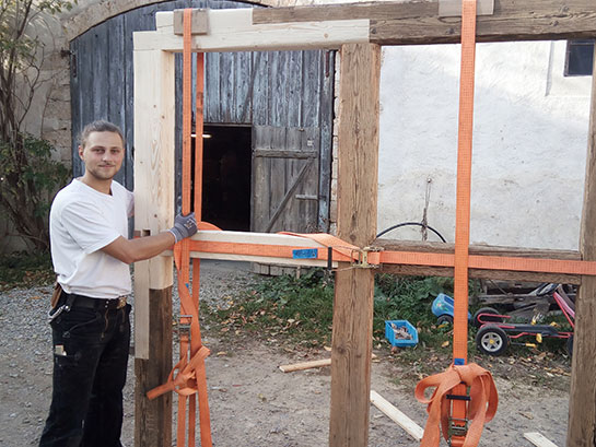 Wie auf unseren Baustellen haben wir altes und neues Holz mit traditionellen Holzverbindungen zusammengefügt.