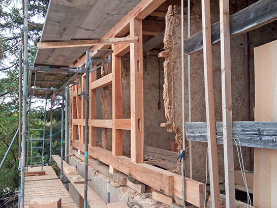 Alte und neue Fachwerkteile im Bestand des historischen Bauernhauses