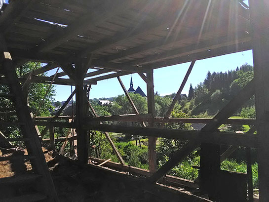 Nach Entfernen der Holzverschalung wartet die Fachwerkkonstruktion auf den behutsamen Rückbau.