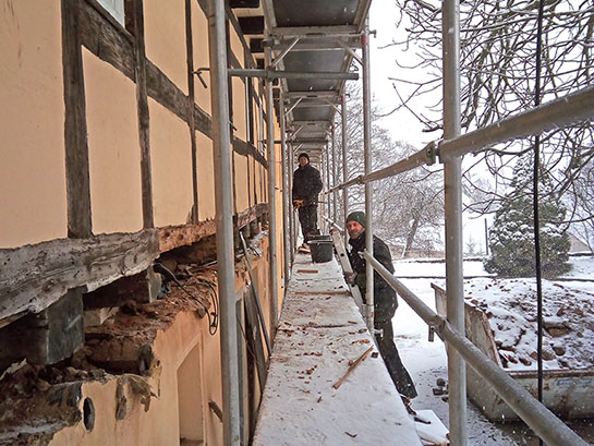 Die Mauerschwelle musste auf der gesamten Länge des Hauses ausgebaut werden, nachdem die nötigen Abstützungen vollzogen waren.